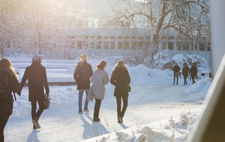 People arriving to the Frescati campus in winter.